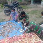 Luangkan Waktu, Satgas TMMD Bojonegoro Bantu Tarmulasri Jemur Iles-Iles
