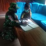 Penuh Kesabaran, Satgas TMMD Bojonegoro Bantu Anak-Anak Belajar