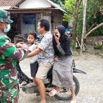 Peduli Sebaran Covid-19, Satgas TMMD Bojonegoro Bagikan Masker