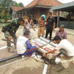 Bersama Warga, Satgas TMMD 110 Kodim 0414/BTH Renovasi Lapangan Badminton