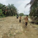 Anak-anak Sungai Terap Semangat Bantu Satgas TMMD 110 Kodim 0415/BTH