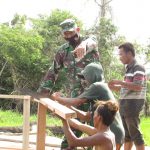 Pasi Bhakti TNI Ster Korem 042/Gapu Bantu Tukang Buat Jembatan