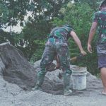 Kebut Pembangunan Gedung Sekolah, Satgas TMMD Bojonegoro Terampil Siapkan Adukan Pasir