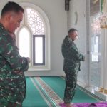 Danrem 042/Gapu Imami Sholat Zhuhur Berjamaah di Masjid Raudhatul Muttaqin