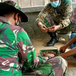 Satgas TMMD Bojonegoro Bantu Warga Olah Belalang Jadi Makanan