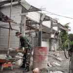 Kerjakan Dinding Gedung SD Di Ngrancang, Satgas TMMD Bojonegoro Buat Adukan
