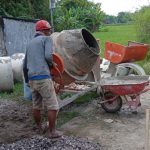 Bersama Warga, Satgas TMMD Bojonegoro Usung Material Pembangunan Drainase