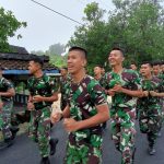 Meski Kondisi Berkabut, Satgas TMMD Bojonegoro Dan Warga Tetap Gembira Ikuti Jogging