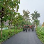 Coba Hasil Pengaspalan, Satgas TMMD Bojonegoro Ajak Masyarakat Olahraga Bersama