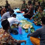 Jalin Kedekatan, Satgas TMMD Bojonegoro Makan Bersama Warga