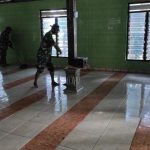 Untuk Kenyamanan, Satgas TMMD Bojonegoro Bersihkan Musholla