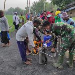 Bersama Masyarakat, Satgas TMMD Bojonegoro Siapkan Penyemprotan Padi Secara Massal