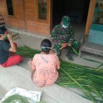 Ringankan Pekerjaan, Satgas TMMD Bojonegoro Bantu Warga Membuat Tikar