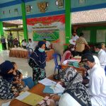 Antrean Tertib, Satgas TMMD Bojonegoro Turut Mendampingi Warga