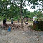 Personel Satgas TMMD Bojonegoro Bersama Warga Gotong Royong Perbaiki Jalan Jatimulyo