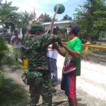 Satgas TMMD Bojonegoro Bersama Warga Pasang Lampu Penerang Jalan Desa Jatimulyo