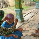 Antisipasi Covid-19, Satgas TMMD Bojonegoro Berikan Masker Bu Sumilah