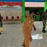 Bersama Perangkat Desa, Satgas TMMD Bojonegoro Bersihkan Balai Desa