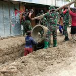 Masyarakat Gotong-Royong Angkat Gorong-Rorong Bersama Satgas TMMD Bojonegoro