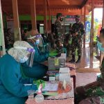 Putus Pandemi Covid-19, Satgas TMMD Bojonegoro Laksanakan Vaksin