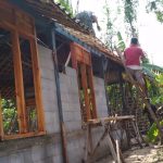 Pasang Genteng, Satgas TMMD Bojonegoro Kerja Bareng Warga
