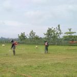 Percantik Sarana Olahraga, Satgas TMMD Bojonegoro Potong Rumput Lapangan Desa