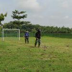 Babinsa Koramil Tambakrejo, Dampingi Satgas TMMD Bojonegoro Bersih Bersih Lapangan