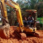 Satgas TMMD Kodim 0415/ BTH Pandu Operator Pengerjaan Menimbun Galar