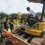 Satgas TMMD Kodim 0415/ BTH Keroyok Benahi Excavator Putus Rantai