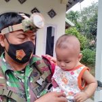 Babinsa Serda Sondriadi Bercanda Bersama Balita Warga Sungai Terap