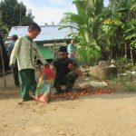 Satgas TMMD Kodim 0415/ BTH Bersama Bocah Kutip Berondol Sawit