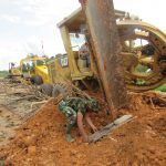 Satgas TMMD Kodim 0415/BTH Bersama Warga Evakuasi Gleder dan Bomag Terpuruk