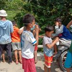Personel Satuan Tugas TMMD Bojonegoro Ingatkan Anak-Anak Bahaya Covid