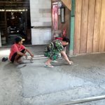 Personel Satgas TMMD Kodim Bojonegoro Terus Kebut Pemlesteran Lantai Rehab Aladin