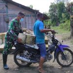 Peduli, Satgas TMMD Bojonegoro Bantu Warga Angkat Batu Kumbung