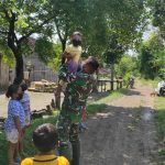 Dilokasi TMMD Tambakrejo Bojonegoro, Anak Kecil Tak Takut TNI