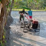 Masuk Lumpur, Satgas TMMD Bojonegoro Bantu Warga Bajak Sawah Warga