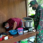 Buat Telur Asin, Satgas TMMD Bojonegoro Siapkan Bahan Dan Peralatan Asin