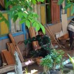 Satgas TMMD Bojonegoro Bantu Warga Plitur Plafon Rumah
