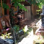 Di Kalongan, Satgas TMMD Bojonegoro Bantu Proses Pembuatan Plafon Rumah