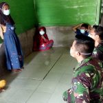 Anggota Satgas TMMD Bojonegoro Ajari Anak Ngrancang Menghafal Lagu Indonesia Raya