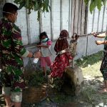 Akrab Dengan Anak-Anak, Satgas TMMD Bojonegoro Tetap Ingatkan Protokol Kesehatan