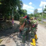 Bawa Beban, Satgas TMMD Bojonegoro Bantu Warga Dorong Motor