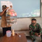 Serda Dwi Permono, Anggota Satgas TMMD Bojonegoro Sambangi Pengrajin Sangkar Burung