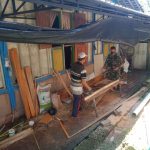 Satgas TMMD Bojonegoro Bantu Warga Jatimulyo Produksi Plafon Kayu Jati