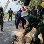 Mantabkan Kemanunggalan TNI-Rakyat, Satgas TMMD Kodim Bojonegoro Bersama Warga Ngrancang Barem Jalan Aspal