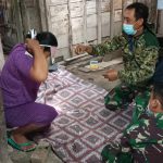 Satgas TMMD Bojonegoro Beri Masker Pedagang Belalang Goreng