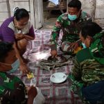 Satgas TMMD Bojonegoro Bantu Warga Racik Bumbu Belalang Goreng