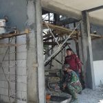 Satgas TMMD Bojonegoro Bantu Plester Dinding Sekolah Dasar