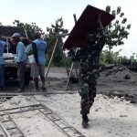 Bersama Warga, Satgas TMMD Bojonegoro Turunkan Material Pembangunan Gedung SD